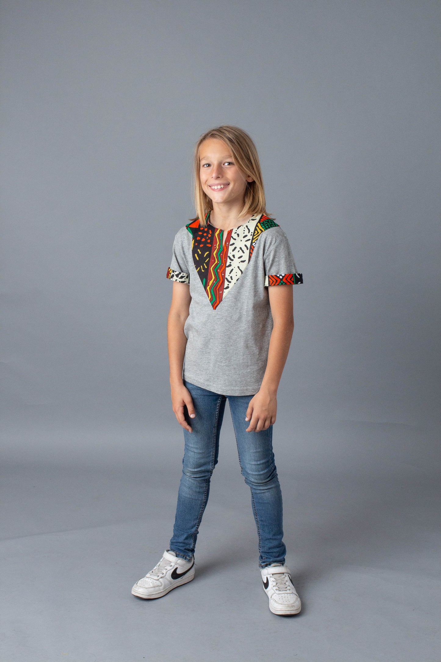 Camiseta Gris con pecho pico African