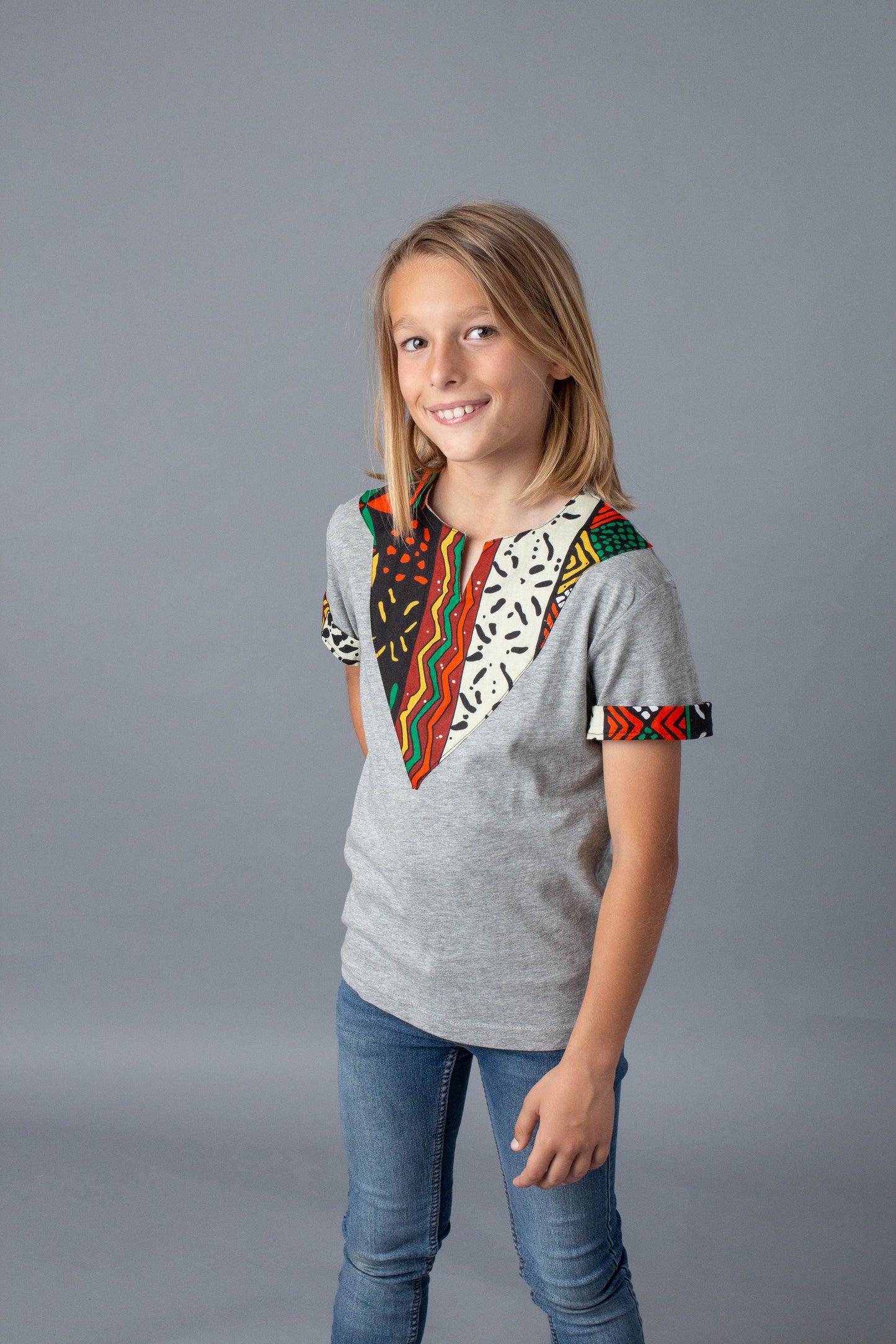 Camiseta Gris con pecho pico African