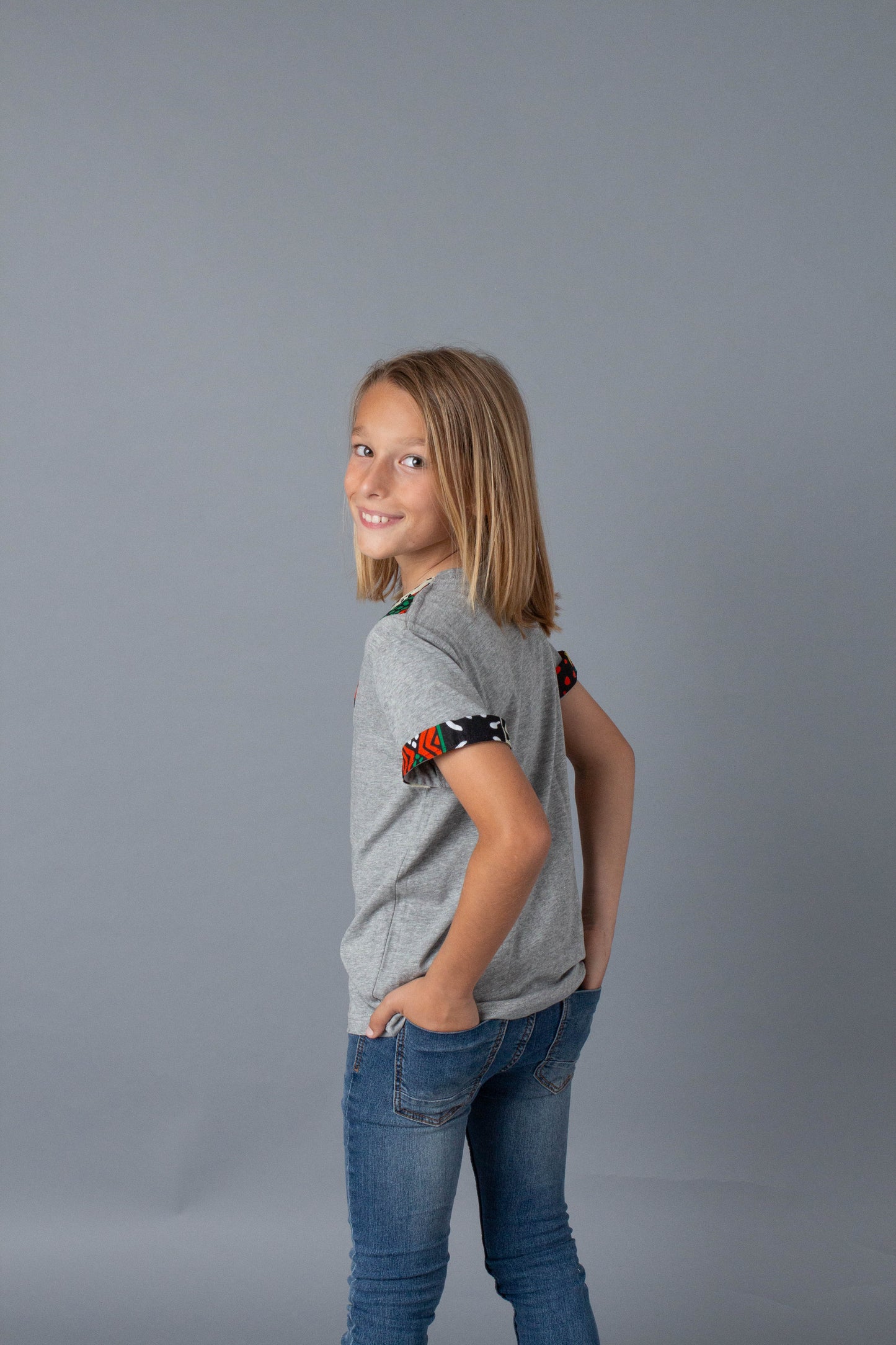 Camiseta Gris con pecho pico African