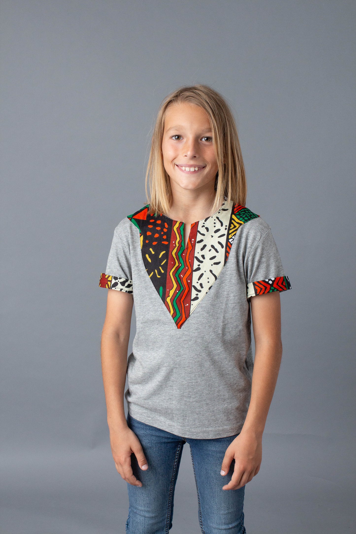 Camiseta Gris con pecho pico African