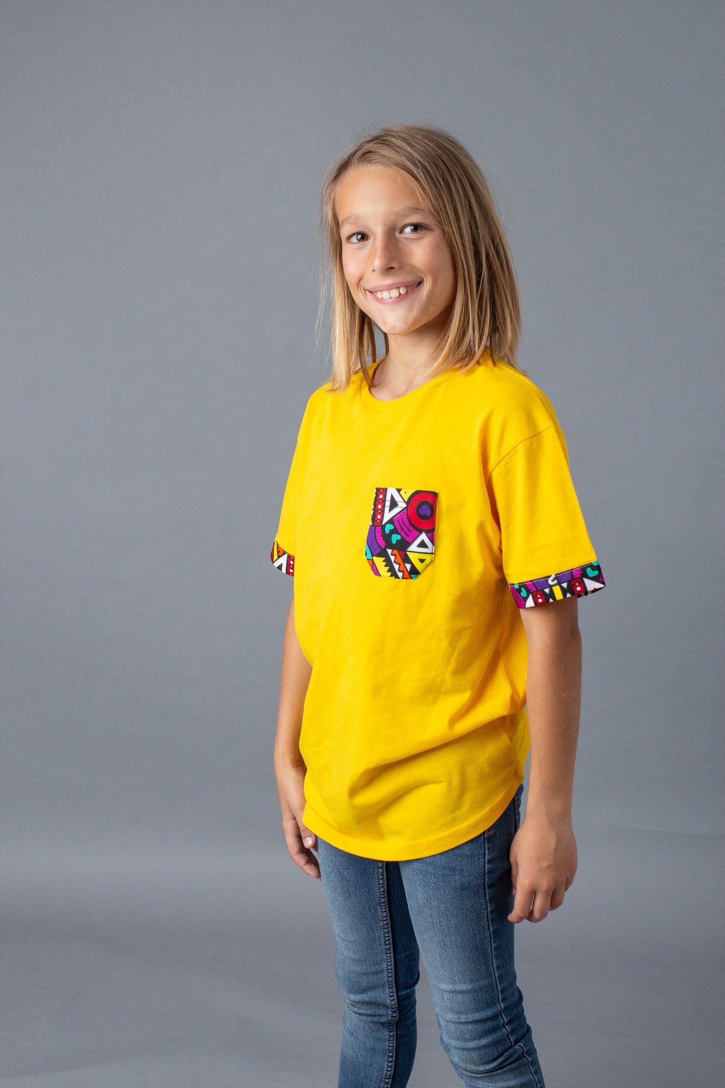Camiseta infantil amarilla bolsillo multicolor