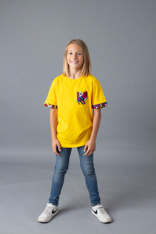 Camiseta infantil amarilla bolsillo multicolor