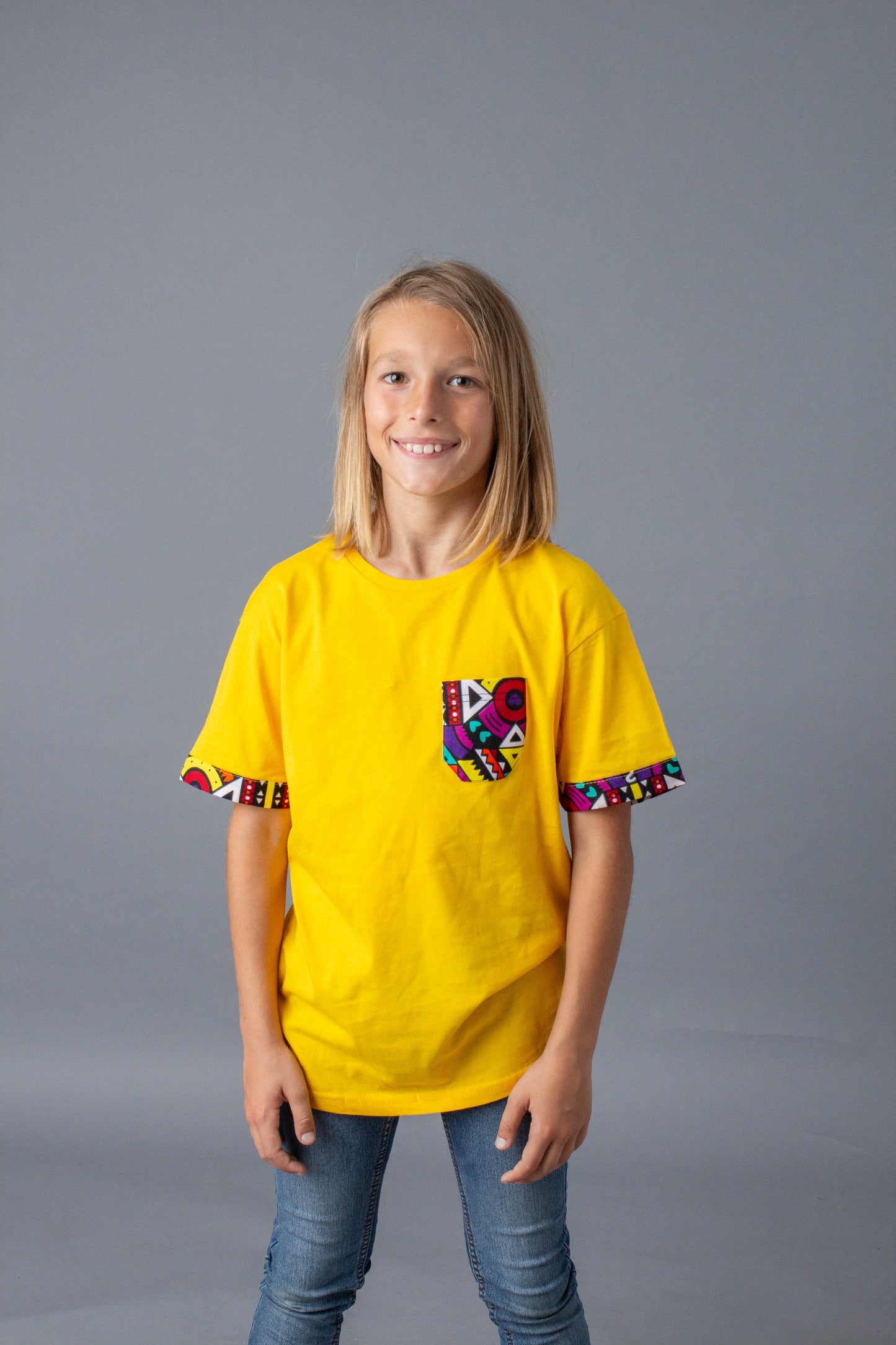 Camiseta infantil amarilla bolsillo multicolor