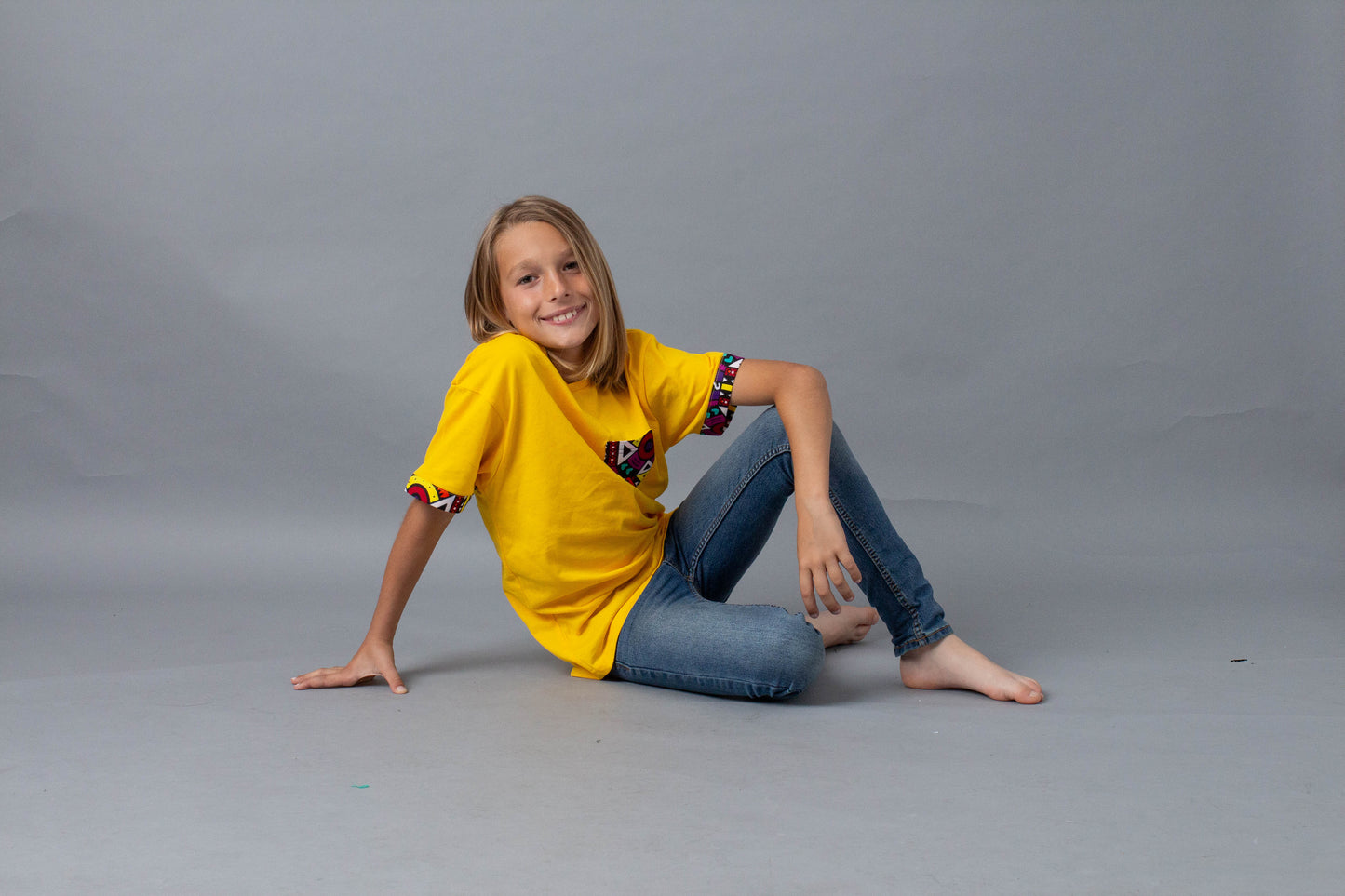 Camiseta infantil amarilla bolsillo multicolor