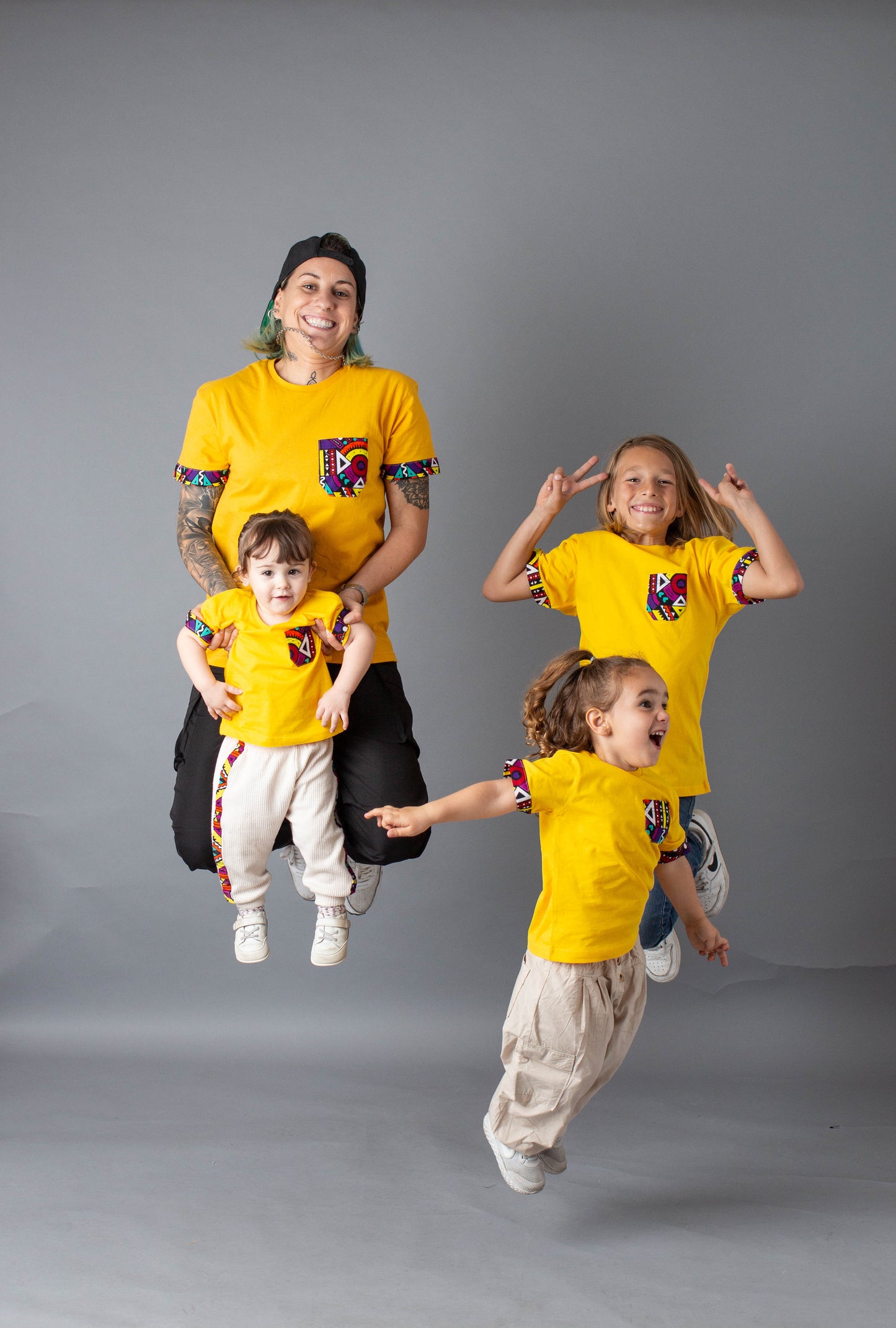 Camiseta infantil amarilla bolsillo multicolor
