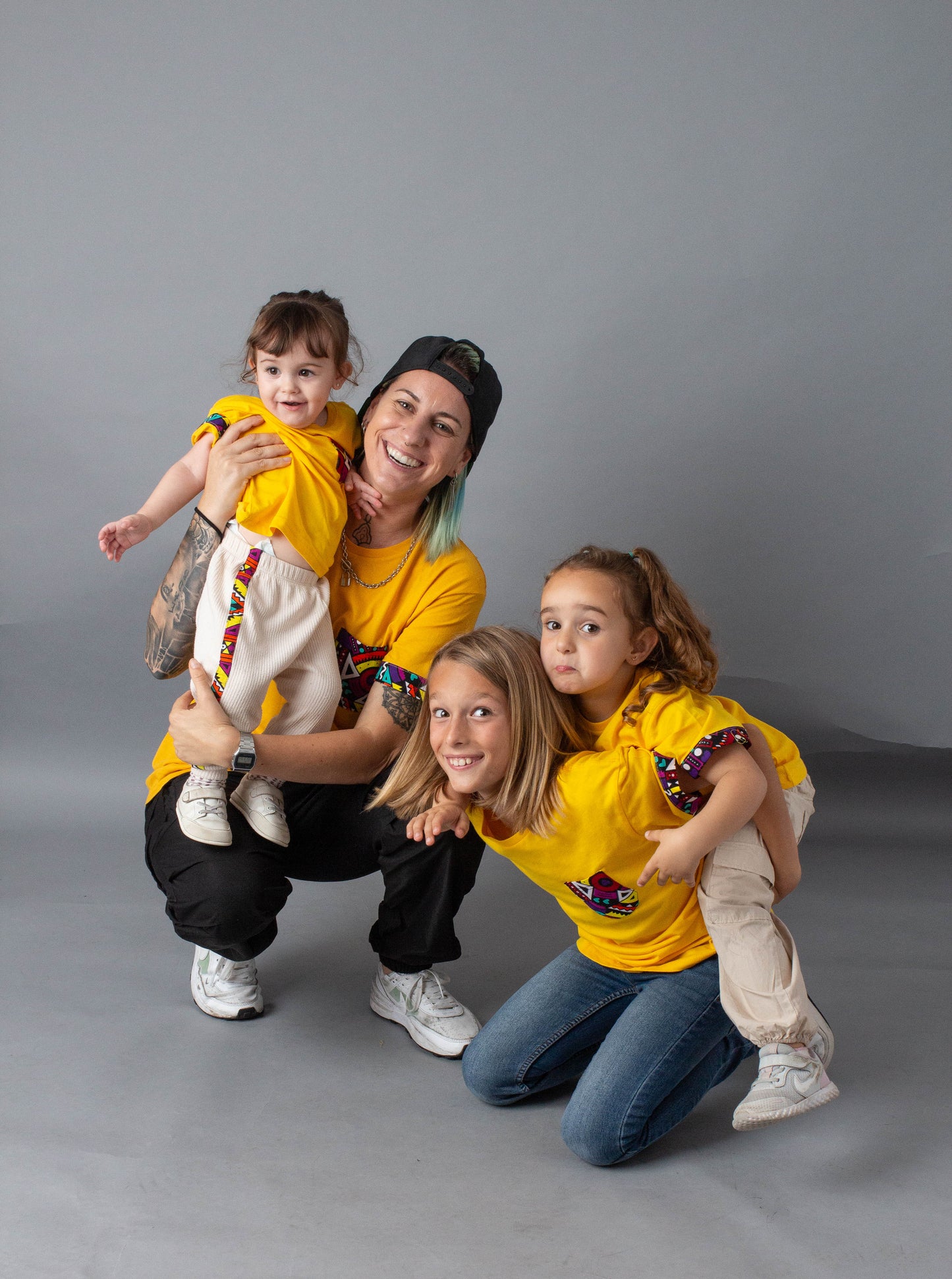 Camiseta infantil amarilla bolsillo multicolor