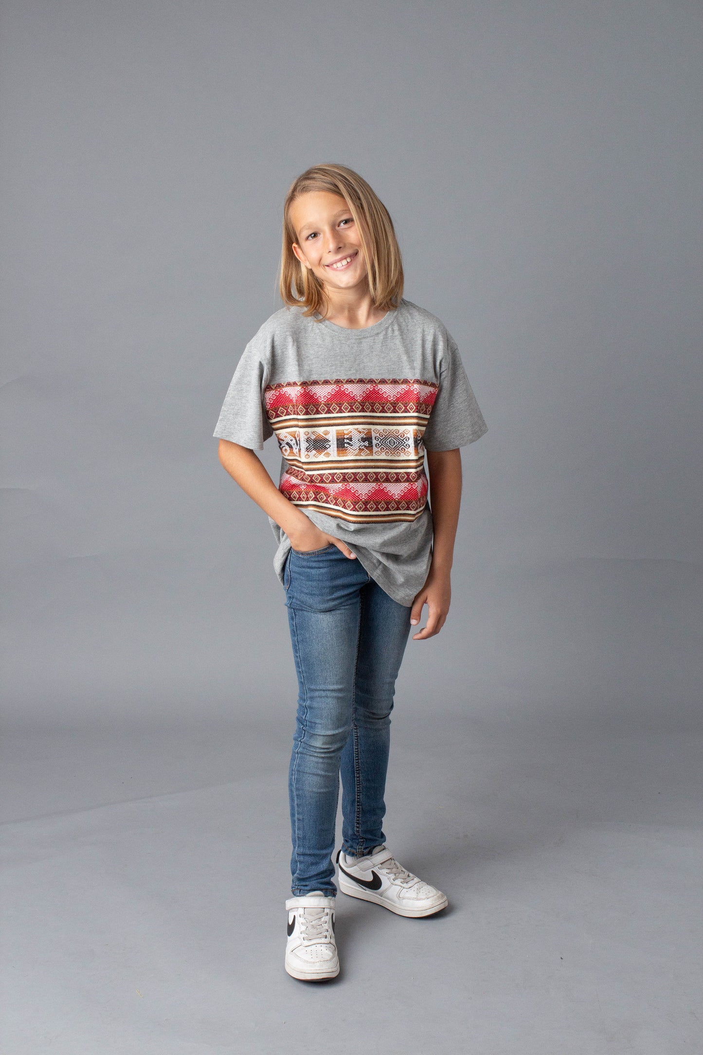 Camiseta infantil gris con franja Peace