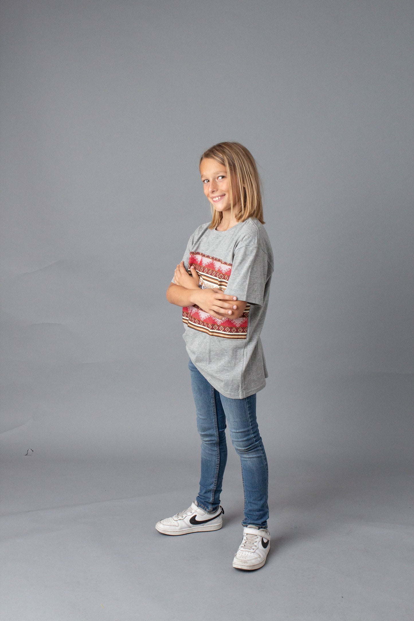 Camiseta infantil gris con franja Peace