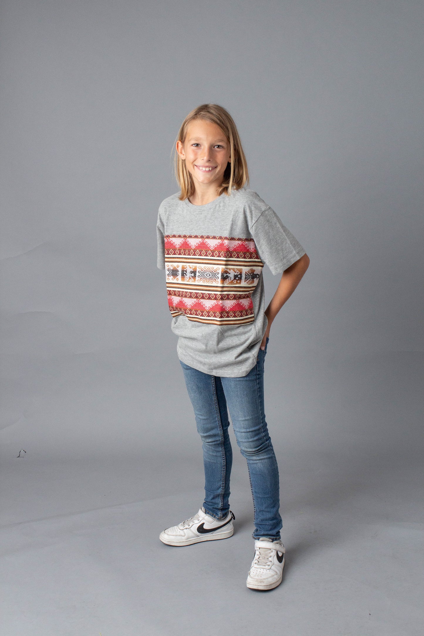 Camiseta infantil gris con franja Peace