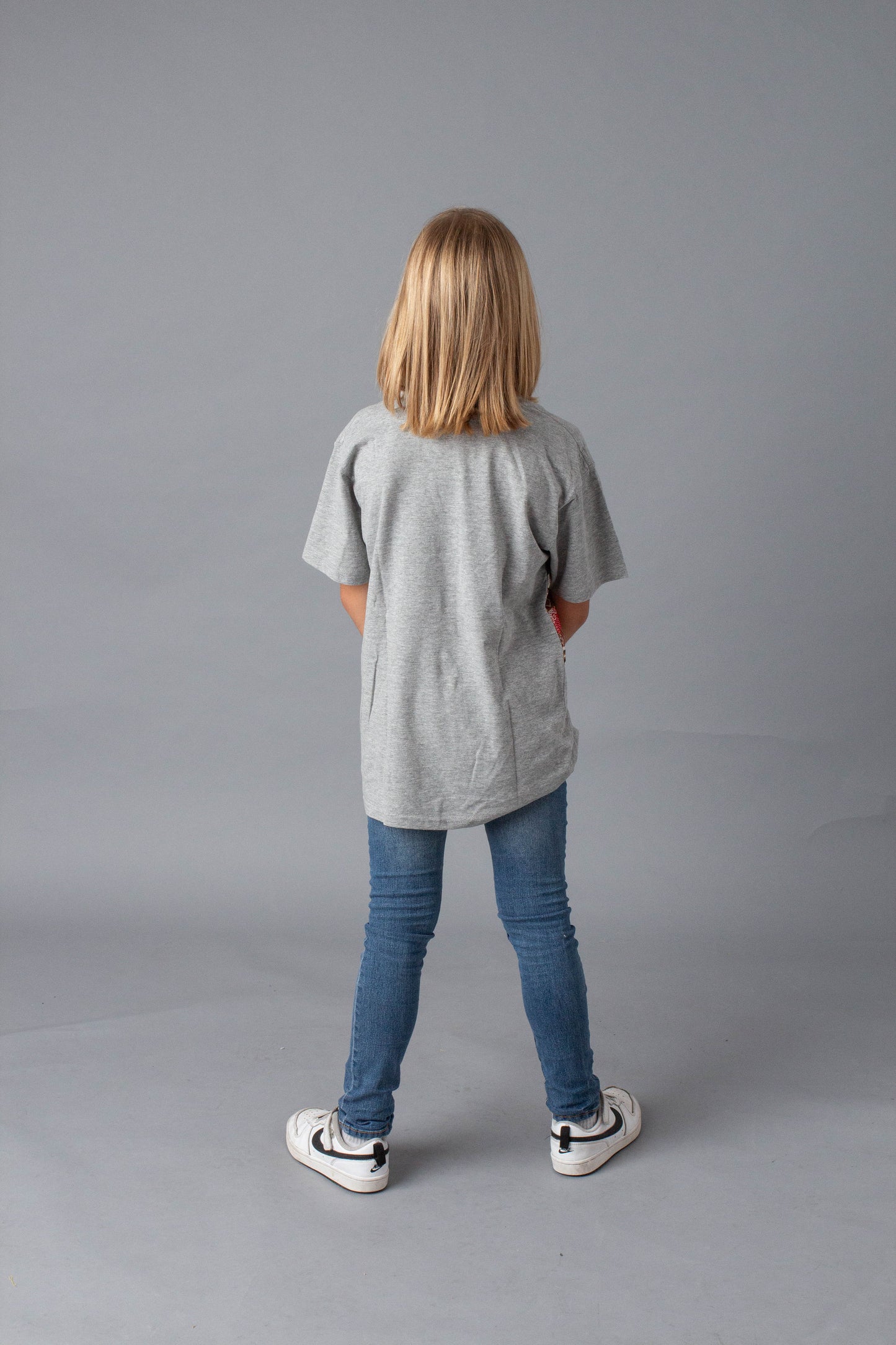 Camiseta infantil gris con franja Peace