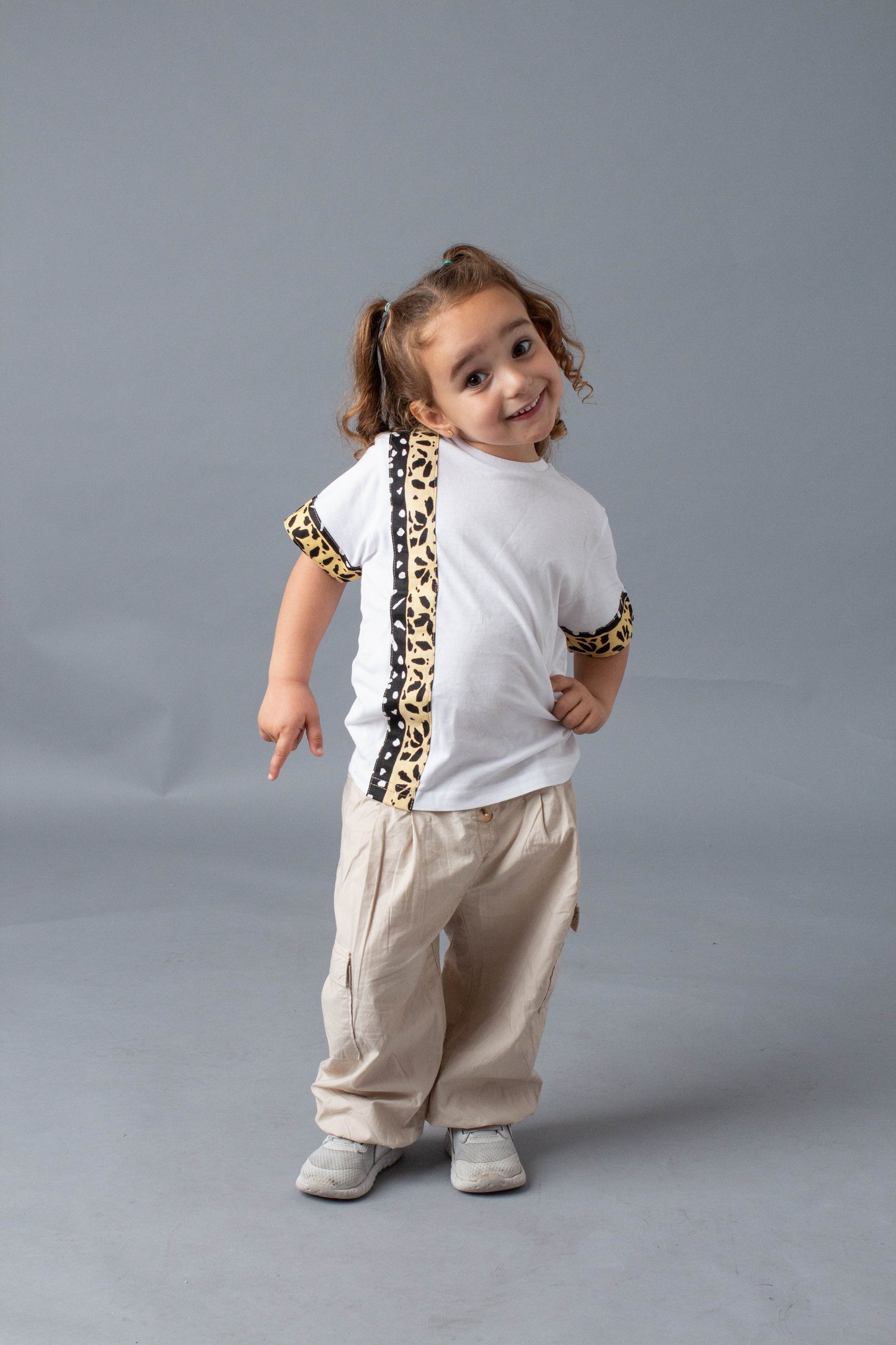 Camiseta infantil blanca con franja African