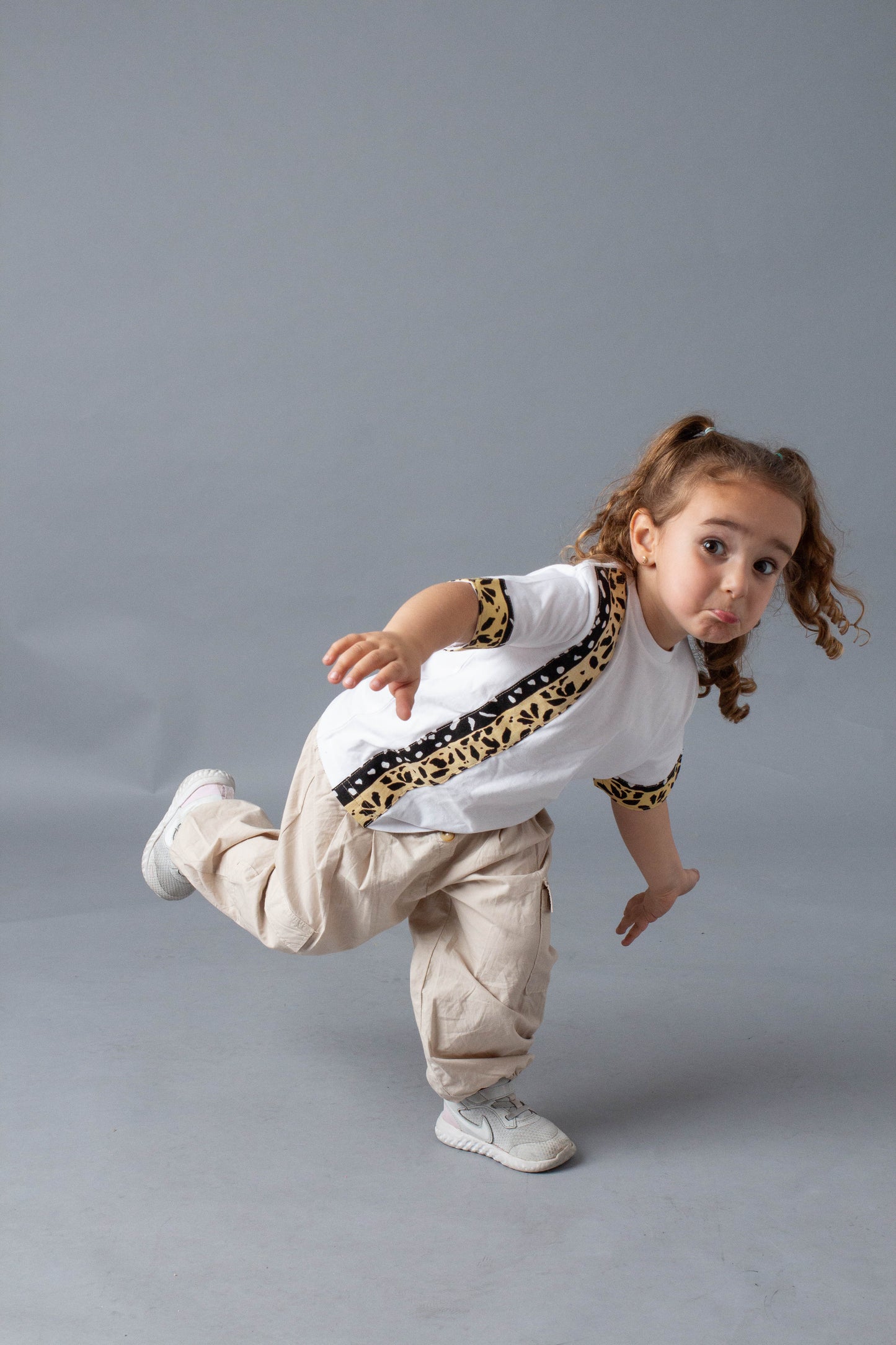 Camiseta infantil blanca con franja African