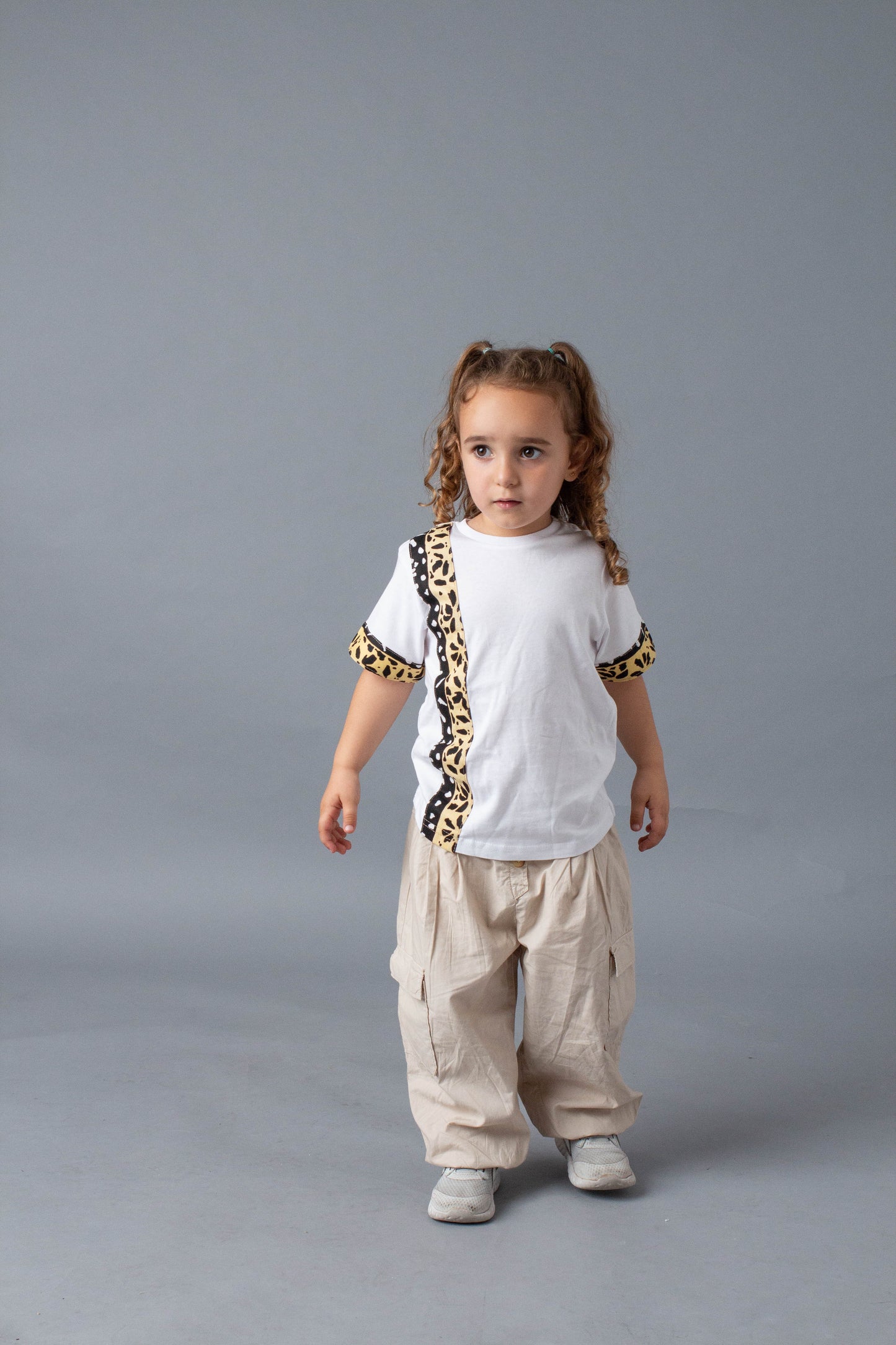 Camiseta infantil blanca con franja African